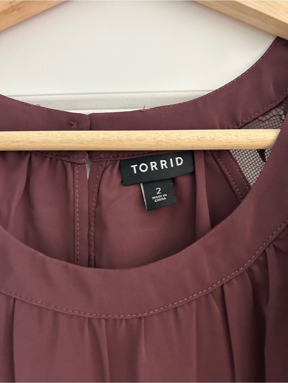 Torrid Studio Crepe De Chine Burgundy Lace Shoulder Tank Top Size 2 2X 18-20 - Picture 3 of 4